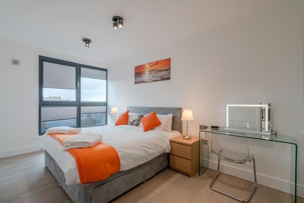Penthouse With Hot Tub & Views 23 * Cheltenham